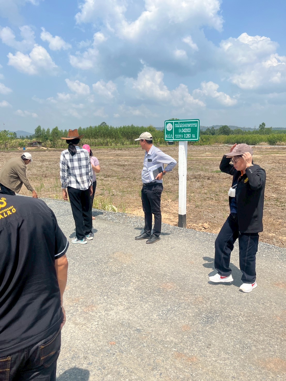 title - วันที่ 17 มีนาคม 2569 นายวิทูล ประดิษฐบุญ ปฏิรูปที่ดินจังหวัดปราจีนบุรี  มอบหมายให้ นายเชวงศักดิ์ อะปะมาตร ผู้อำนวยการกลุ่มงานช่างและแผนที่  นางรักษ์หทัยรัตน์ เมทนีกรชัย หัวหน้าฝ่ายบริหาร และเจ้าหน้าที่ ส.ป.ก.ปราจีนบุรี ลงพื้นที่ตรวจรับงานก่อสร้างถนนสายซอยในแปลงเกษตรกรรม ในเขตปฏิรูปที่ดิน ให้แก่เกษตรกรผู้ไร้ที่ดินทำกิน